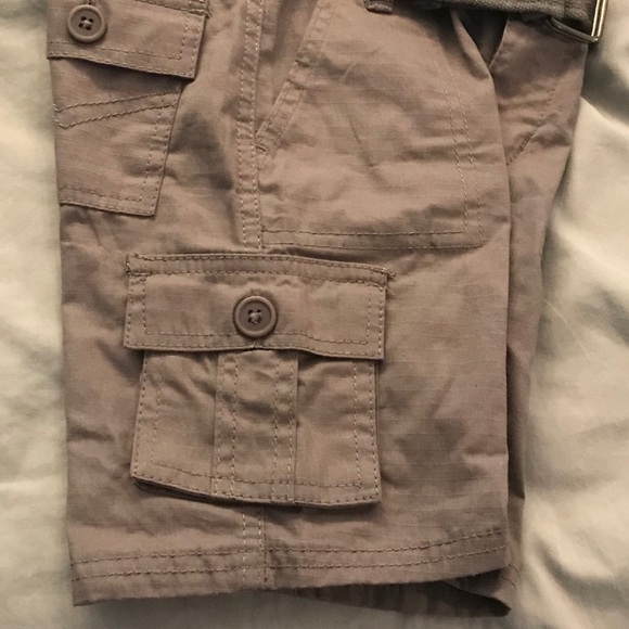 Boys cargo style shorts size 6 - Picture 2 of 2